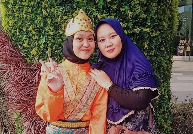 Ibu Terima Panggilan Video Call Paling Bahagia, Anak Diterima Jadi Camaba Termuda Unesa