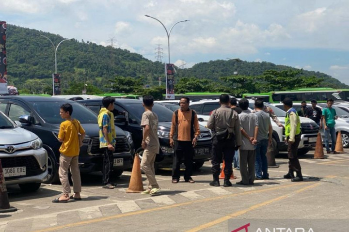 Semalaman Antre, Pemudik di Pelabuhan Merak Protes Mobil Tak Kunjung Masuk Kapal