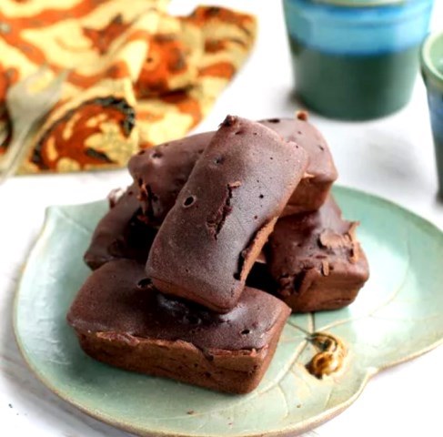 Sontek kue balok yang isi cokelatnya lumer di mulut. (Foto: Dok. Endeus TV)