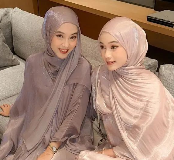 Dress shimmer, tren baju Lebaran 2024.  (Foto: Dok. Instagram/@vibeshijab.indo)