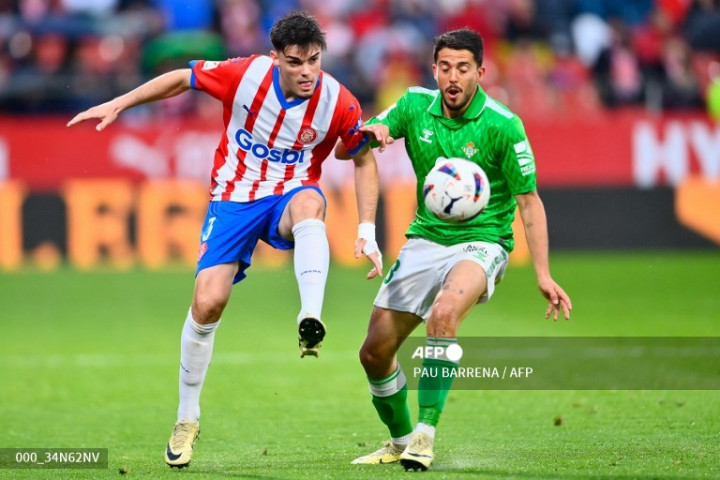 Manchester United Bersaing dengan Arsenal untuk Dapatkan Bek Kiri Girona