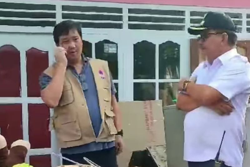 Wali kota Bitung Maurits Mantiri, saat mendapingi Wagub Sulut Steven Kandouw, di Bitung, Selasa (9/4/2024). ANTARA/Nancy L Tigauw.