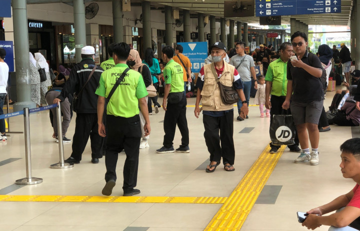 Pemudik di Stasiun Pasar Senen Tak Sepadat Kemarin