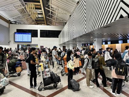 Penumpang di Bandara Juanda Masih Padat Hingga H-1 Lebaran