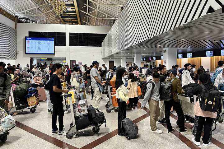 H-1 Lebaran, Penumpang di Bandara Juanda Masih Padat