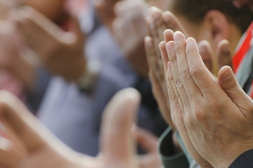 7 Amalan yang Dianjurkan saat Malam Takbiran Idulfitri: Membaca Takbir hingga Bersilaturahmi