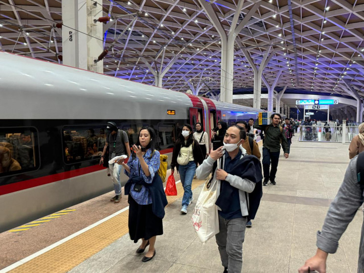 Calon Penumpang Whoosh Kini Bisa <i>Refund</i> dan <i>Reschedule</i> Lewat <i>Online Lho</i>!