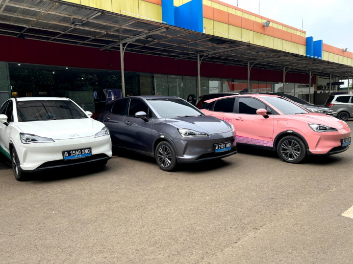 Pemudik yang Turun di Bandara Halim Kini Bisa Mencoba Taksi Listrik