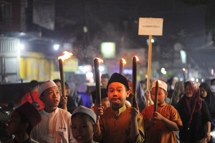 Sambut Idulfitri 1445 H, Ratusan Warga Batu Ampar Condet Gelar Pawai Obor