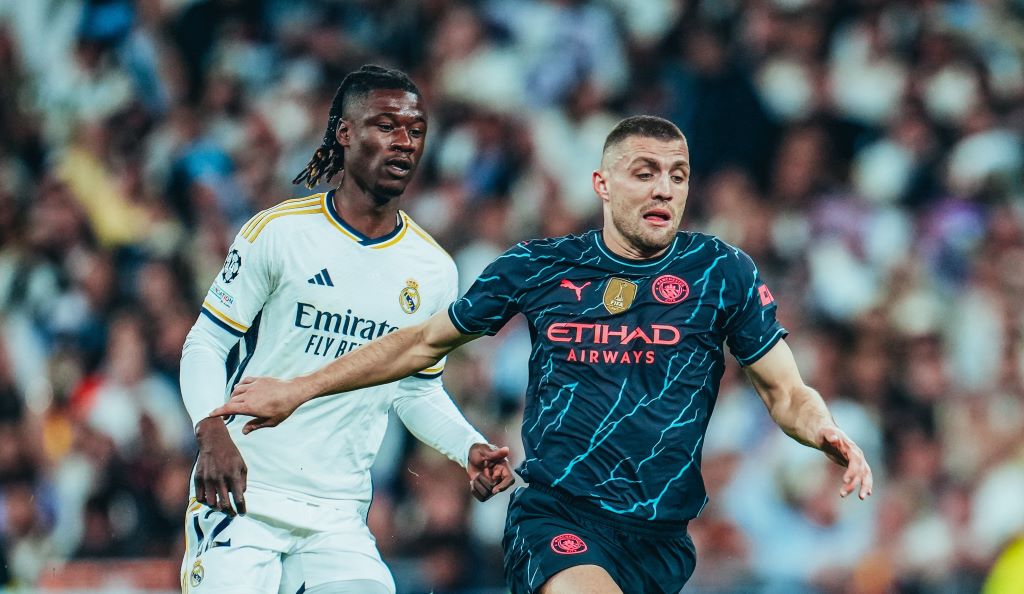 Gelandang Real Madrid, Eduardo Camavinga (kiri), berusaha menghalangi gelandang Manchester City, Mateo Kovacic (X: @ManCity)