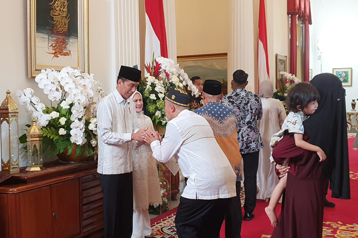 Sambangi Istana, Sejumlah Masyarakat Antusias Ingin Bersalaman dengan Jokowi
