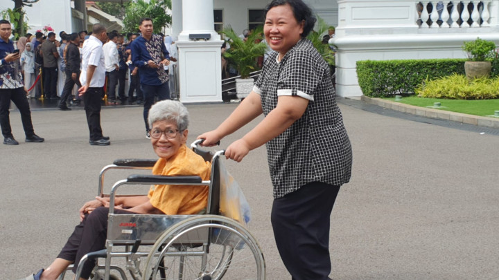 Stroke Tak Menyurutkan Langkah Magdalena Datang ke Open House Jokowi