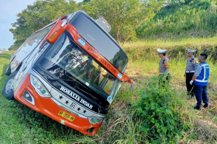 7 Korban Meninggal Kecelakaan Bus Rosalia Indah Dievakuasi ke RS Waleri Kendal