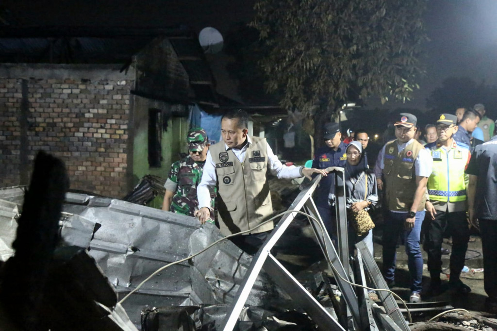 Pj Gubernur Sumsel Agus Fatoni di lokasi kebakaran. Dok Pemprov Sumsel.