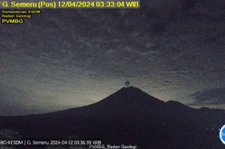 Gunung Semeru Erupsi Lontarkan Abu Vulkanik Setinggi 700 Meter