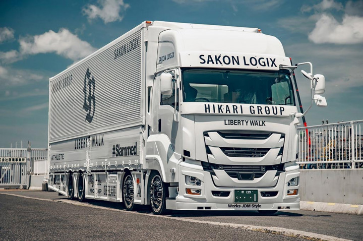 Truk 'Kalcer' dengan Body Kit Liberty Walk