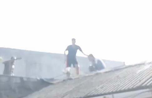 Gagal Mencuri, Maling di Bekasi Sembunyi dan Terjatuh dari Atap Rumah Warga