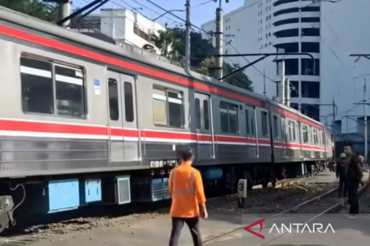 KRL Anjlok di WTC Mangga Dua Dievakuasi