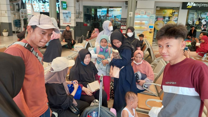 Cerita Gita dan Keluarganya Harus <i>War</i> Tiket dari Jam 1 Pagi Demi Mudik