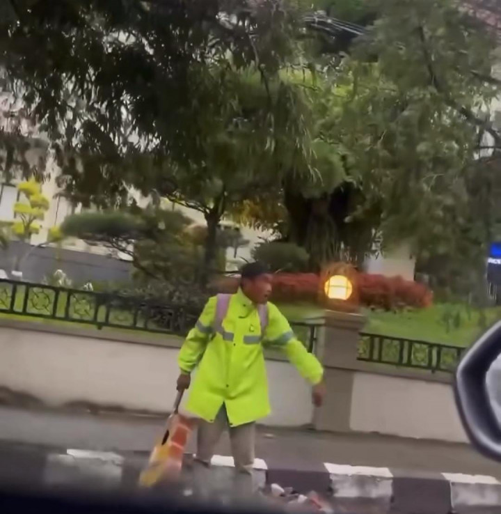 Viral! Pria ODGJ Pukul Pengendara Motor di Malang