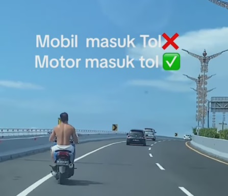 Viral Bule Naik Motor Tanpa Helm dan Telanjang Dada Masuk Tol Bali Mandara