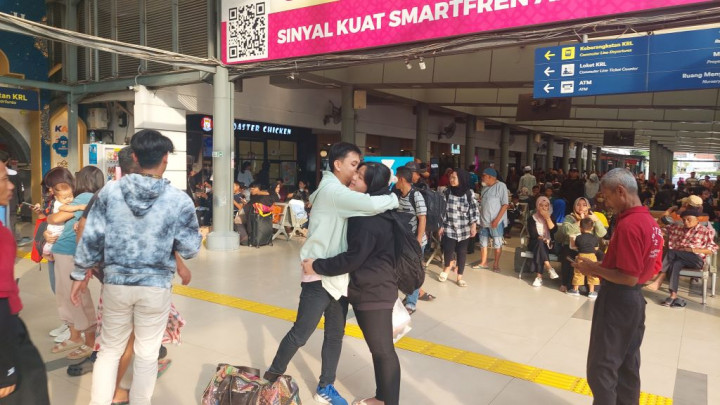 Rasa Haru Warnai Arus Mudik di Stasiun Senen