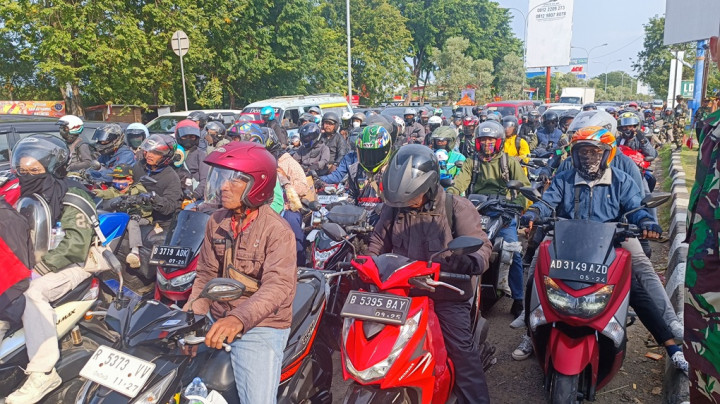Ribuan Pemudik Arus Balik Mulai Menyemut di Jalur Pantura Cirebon