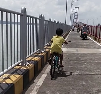 Viral! Bocil Nekat Menyeberang Jembatan Suramadu Pakai Sepeda, Netizen: Demi THR Lautan Kusebrangi