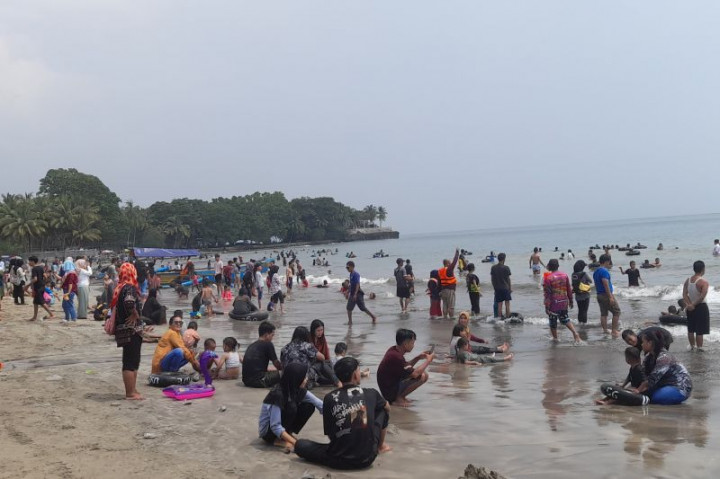 62 Ribu Wisatawan Padati Pantai Anyer Selama Libur Lebaran
