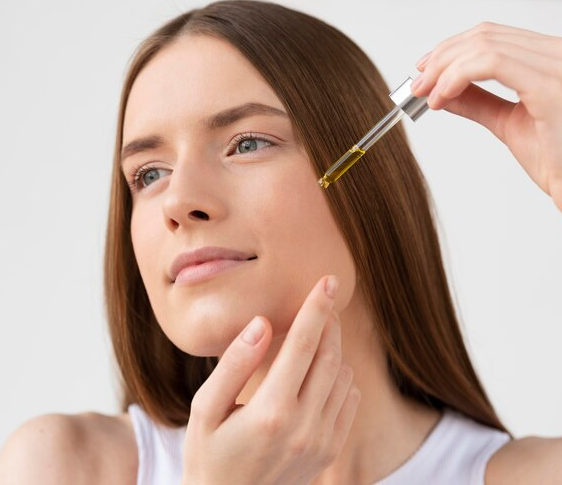 Serum dapat memenuhi berbagai kebutuhan, mulai dari pengencangan hingga pengendalian minyak. (Foto: Ilustrasi. Dok. Freepik.com)