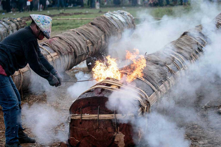 Boom! Melihat Adu Dentuman Meriam Karbit di Festival Kuluwung Bogor
