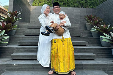 Istri Ridwan Kamil Ziarah, Netizen Singgung Keputusan Anak Lepas Hijab