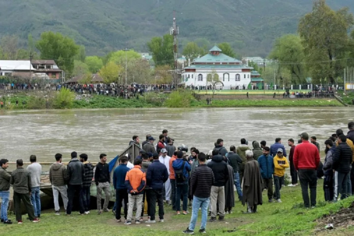 Perahu Terbalik di Kashmir India, 4 Orang Tewas 15 Hilang Termasuk Anak-Anak