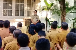 Penjabat Bupati Bogor Asmawa Tosepu memimpin apel di Sekretariat Daerah, Cibinong, Kabupaten Bogor, Jawa Barat, Selasa (16/4/2024). (ANTARA/M Fikri Setiawan)