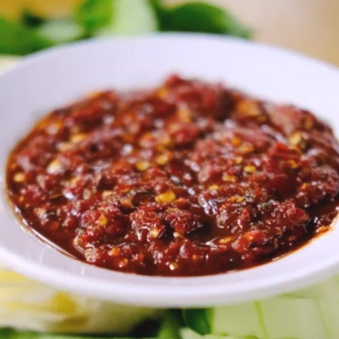 Sambal bajak sekilas mirip dengan sambal terasi, tapi bahan baku yang dipakai berbeda. (Foto: Dok. Endeus TV)