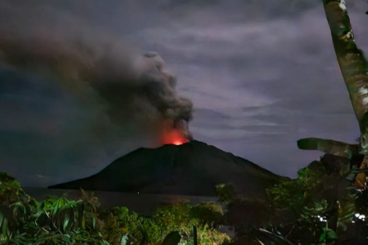 Ratusan Warga Dievakuasi usai Gunung Ruang Erupsi