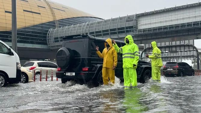 Hujan Deras Bikin Banjir Bandara Dubai, 18 Orang Tewas