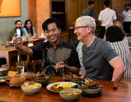 Tiba di Jakarta, Bos Apple Pamer Makan Sate Ayam