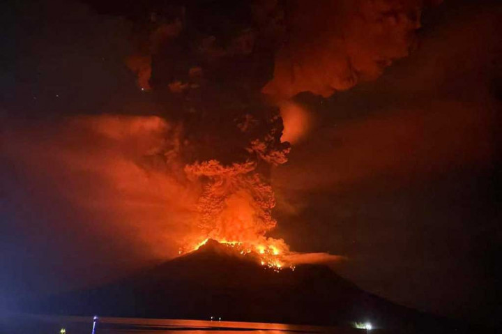 Gunung Ruang di Kabupaten Kepulauan Sitaro Erupsi