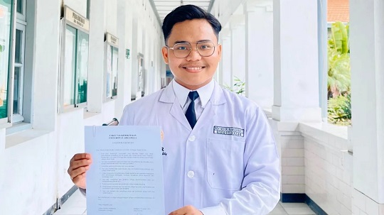 Wisudawan Berprestasi Unair Roy Novri Ramadhan. DOK Unair