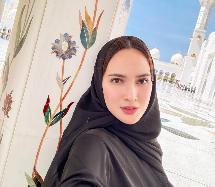 Unggah Foto Berhijab, Shandy Aulia Didoakan Segera Mualaf