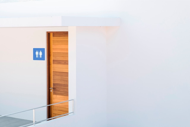 5 Jenis Material Pintu Kamar Mandi yang Tahan Lama