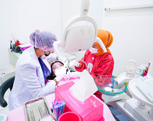 Program OMDC Peduli membagikan sembako gratis bagi masyarakat yang melakukan scaling gigi di klinik OMDC. (Foto: Dok. Istimewa)