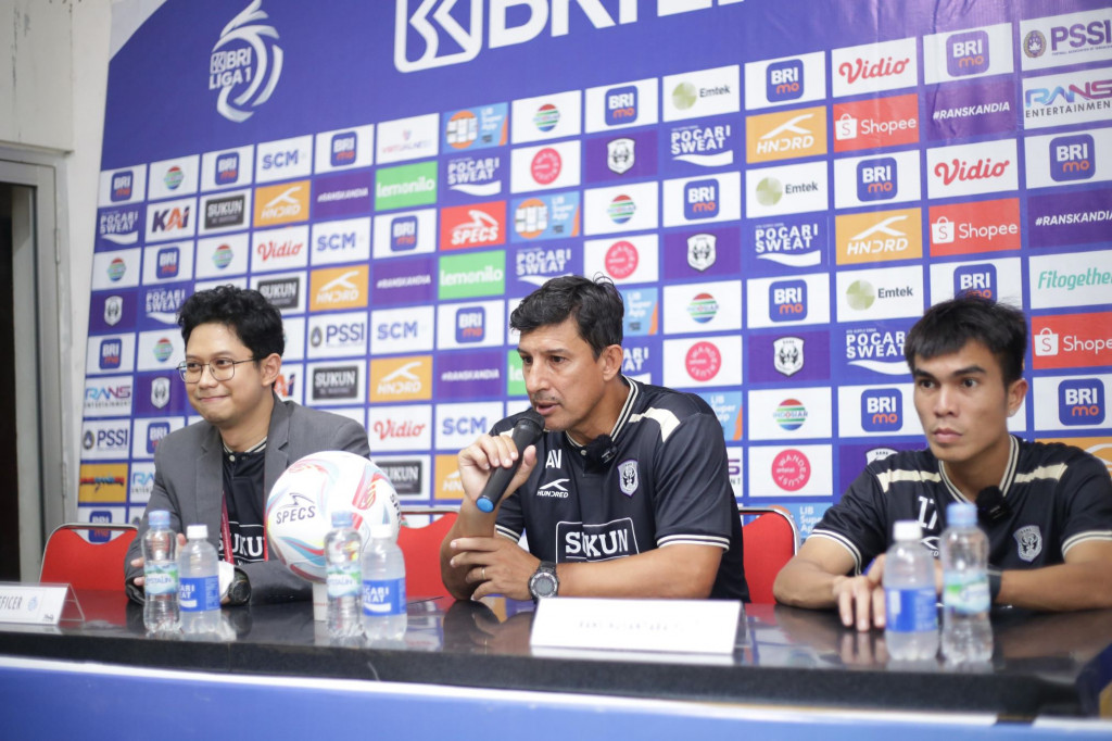 Pelatih Kepala RANS Nusantara FC, Alfredo Vera (tengah). (Dok. Istimewa)