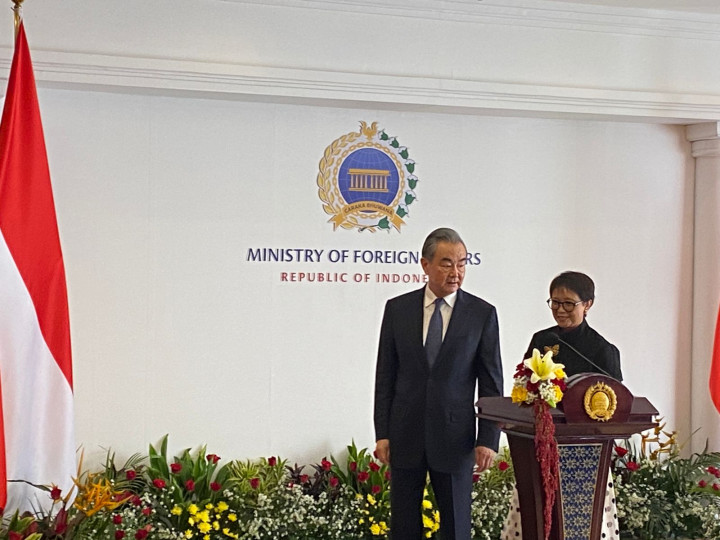 Besok Menlu Tiongkok dan Luhut akan Bertemu di Labuan Bajo, Bahas Apa?