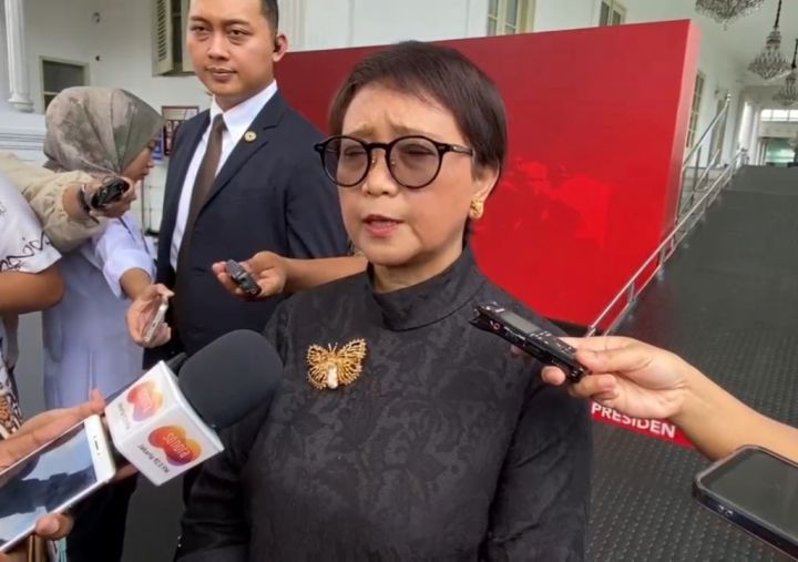 Bertemu Menlu Tiongkok, Jokowi Minta Studi Kelayakan Kereta Cepat Surabaya Segera Diselesaikan