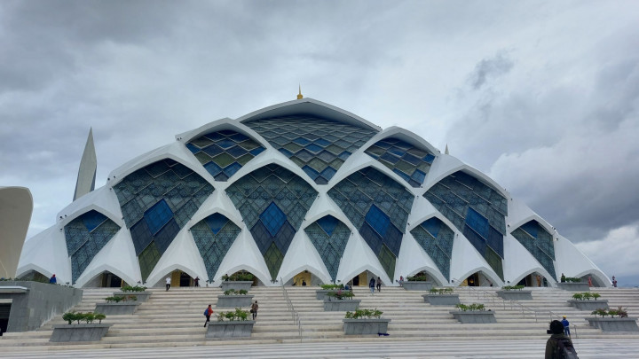 Pengelola Parkir di Masjid Raya Al Jabbar Akan Diganti