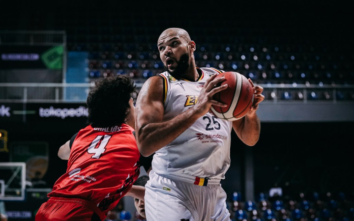 Tangerang Hawks Ganti Amir Williams dengan Morakinyo Williams