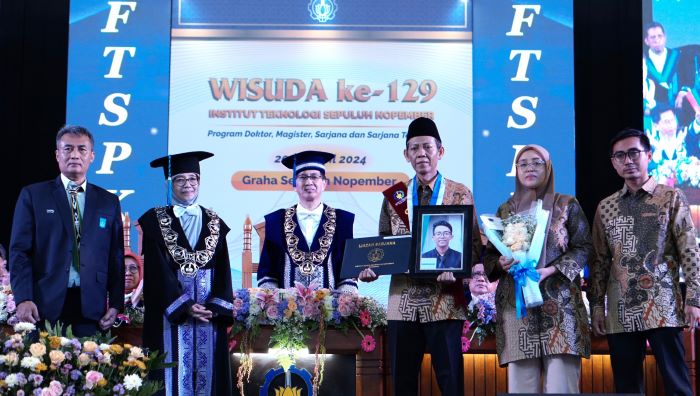 Haru, Ayahanda Terima Ijazah Wisudawan ITS yang Wafat Jelang Wisuda