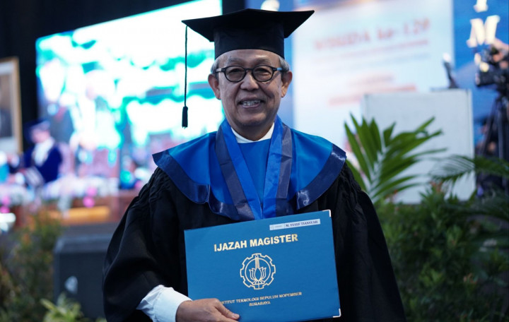 Wisudawan Tertua ITS, Yusef Tamatkan S2 di Usia 60 Tahun